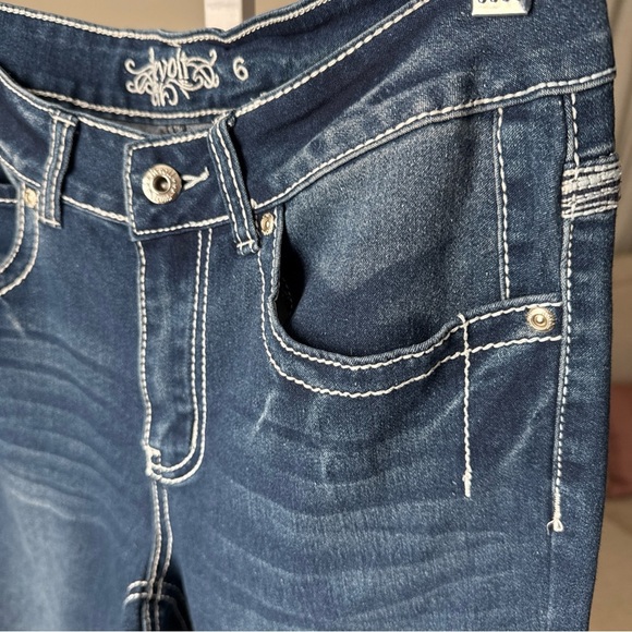 Revolt Women's Distressed Embroidered Jeweled Pocket Jeans Size 6 - Picture 5 of 12
